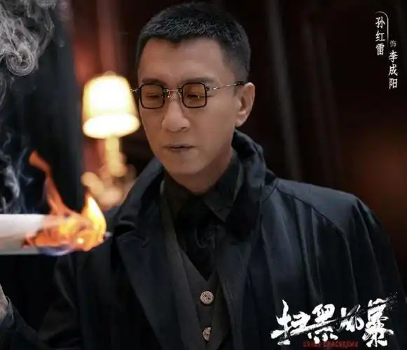 孙红雷在《扫黑风暴》穿搭真有型,穿正装演绎"帅气大叔",太帅|西装