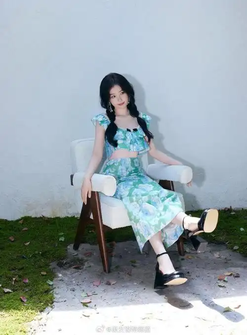 虞书欣穿露腰碎花修身裙扎双麻花辫清新靓丽笑容甜
