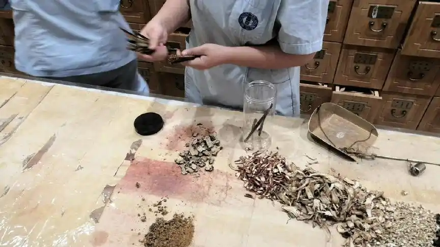 日常忙碌的中药房,抓药中