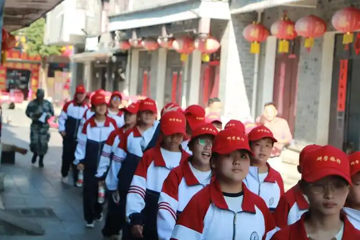 抵达独山苏维埃城后,在老师们的带领下,大家拾级而上,来到了六霍起义