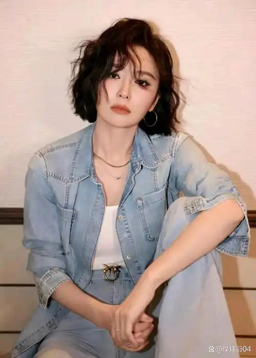 秦岚引领时尚潮流,大胆尝试短发羊毛卷,展现个性魅力