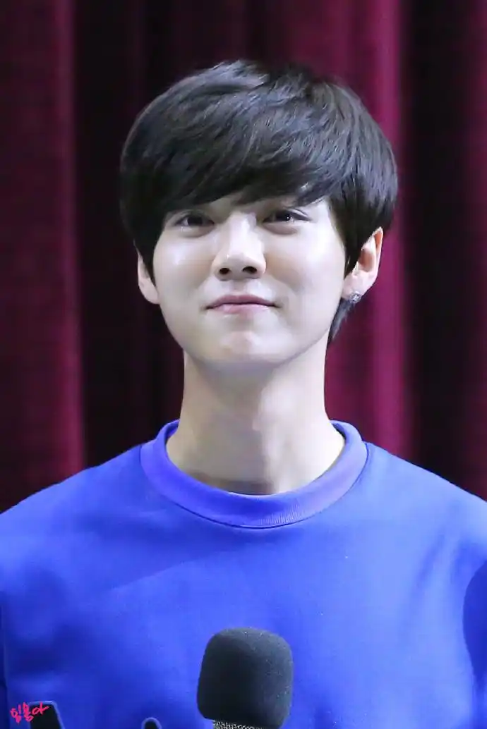 四年前的今天 黑发顺毛蓝孩纸的甜美笑容净化心灵_鹿晗