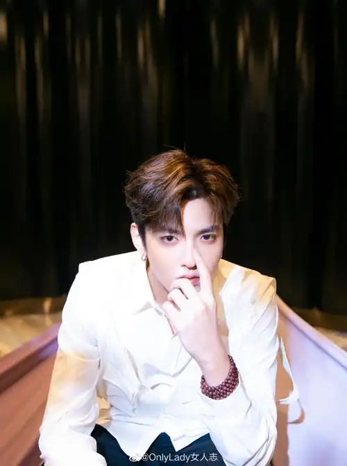 解析明星##大片儿##吴亦凡梦幻极光大片##吴亦凡[超话]#一身白衬