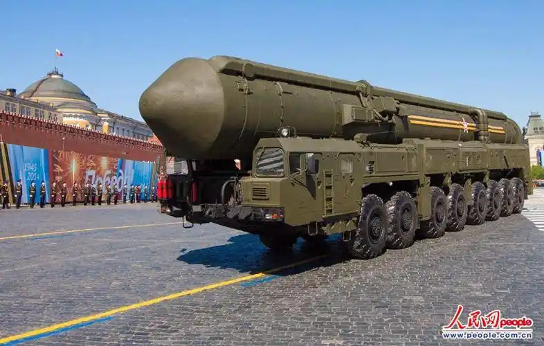 图为俄罗斯"白杨-m"洲际弹道导弹驶过红场.(人民网记者 屈海齐摄)