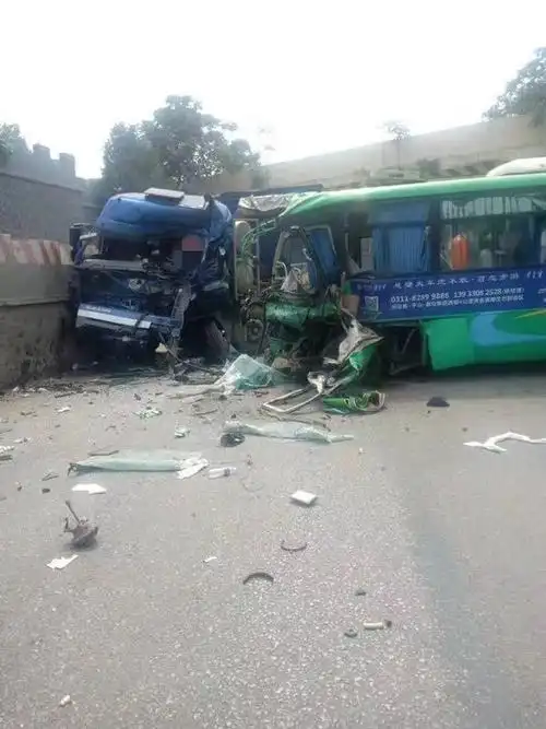 石家庄发生一起车祸司机当场死亡现场惨烈