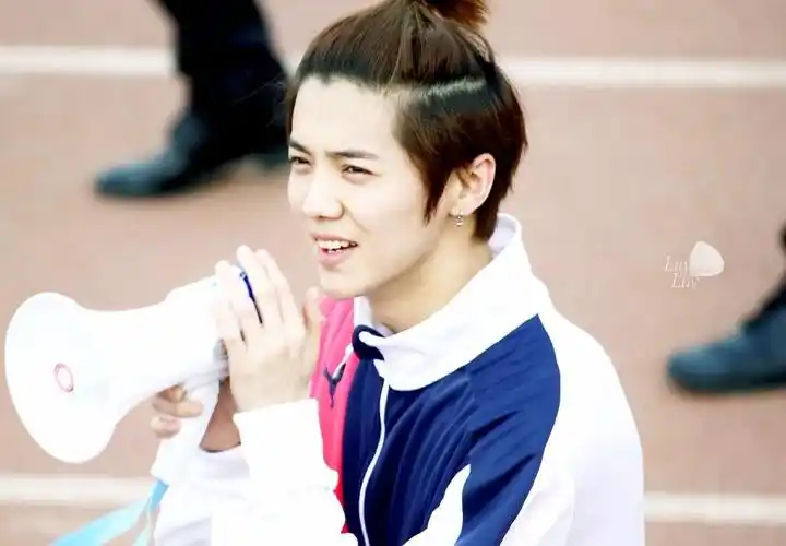 求一组鹿晗穿粉红,蓝,白一身,苹果头踢足球的照片,如下图的,最好不要