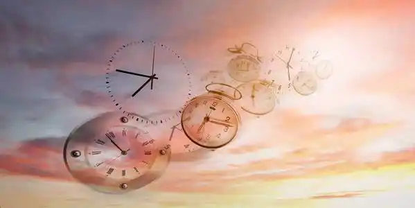 时光飞逝.一个模特在画室的白色背景上摆姿势.