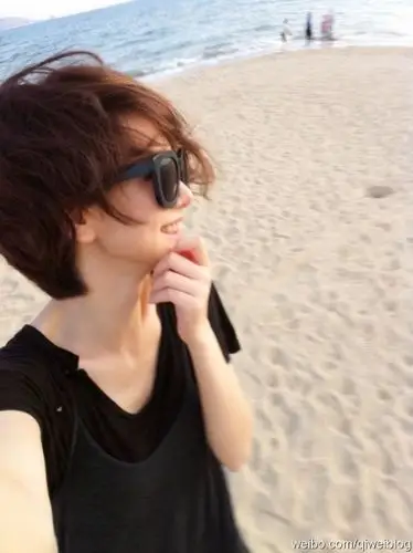 求一张戚薇的图片 背面是沙滩 有脚印 戚薇是侧面 右侧脸 短发