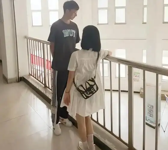 师生间"最萌身高差"走红,当90后老师训话00后,学生:就是想笑