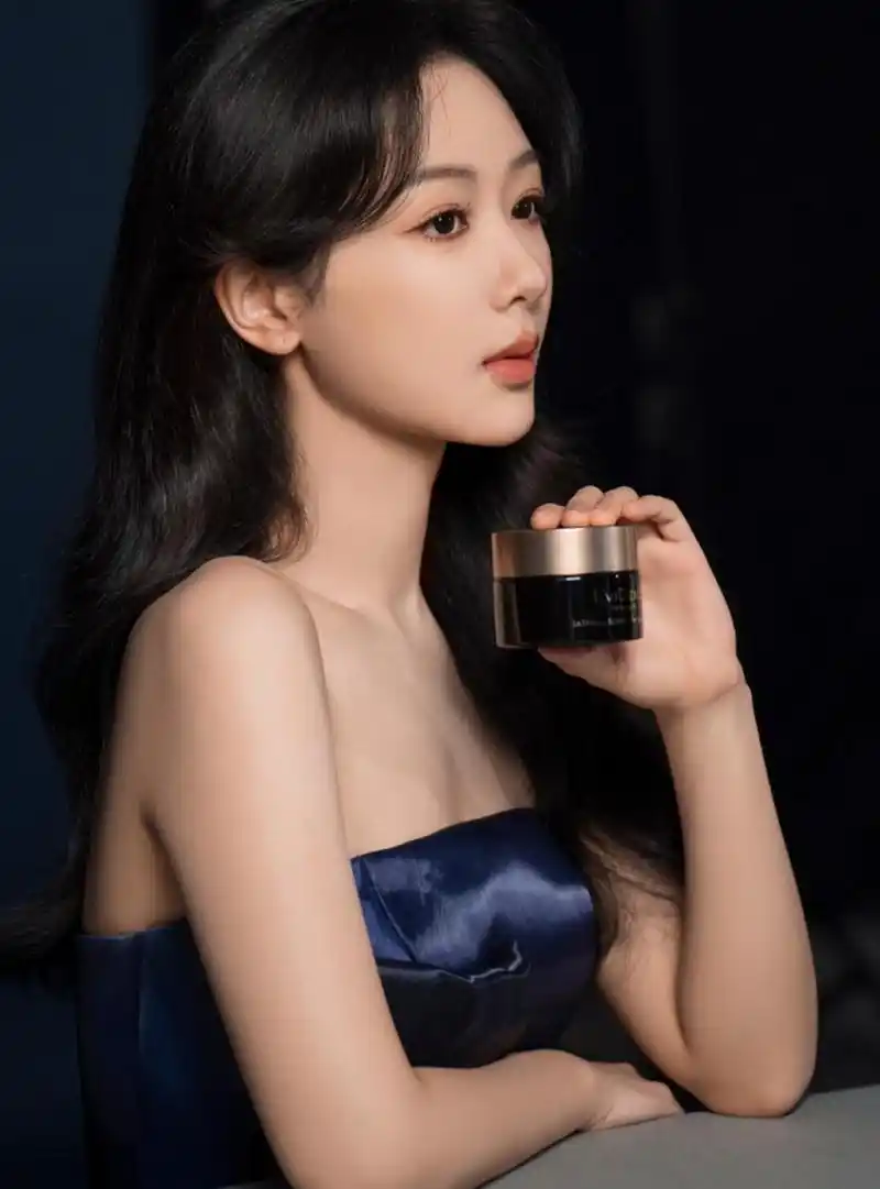 杨紫抹胸裙惊艳写真,优雅神秘让人沉醉其中,真的太美了!