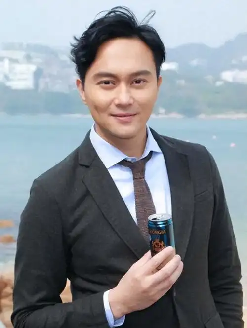 张智霖风波升级!儿子张慕童早年视频中扮眯眯眼,疑涉嫌种族歧视