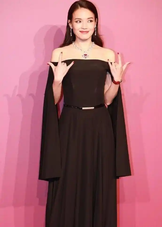 舒淇荧光橙造型#《时尚芭莎》八月下刊,先行释出网络版封面,舒淇疑眄