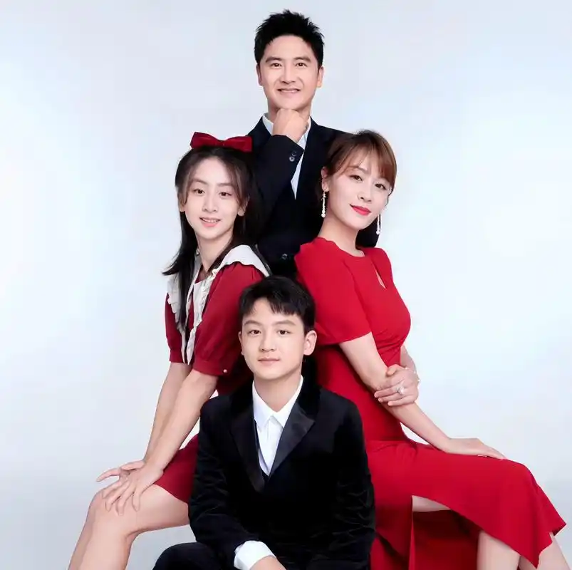 田亮一家四口人合影. 一家人颜值超高,笑容灿烂,太幸福的一家人了.