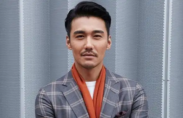 刘雯胡兵同台走秀超模当配角妈妈你真好看女儿陪母亲追梦中老年人