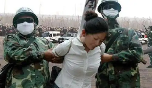 犯人枪决之前,为何不直接带着手铐脚链进刑场,而是要换成麻绳?