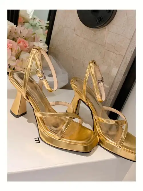 太显气场穿上妥妥的女王范金色高跟凉鞋