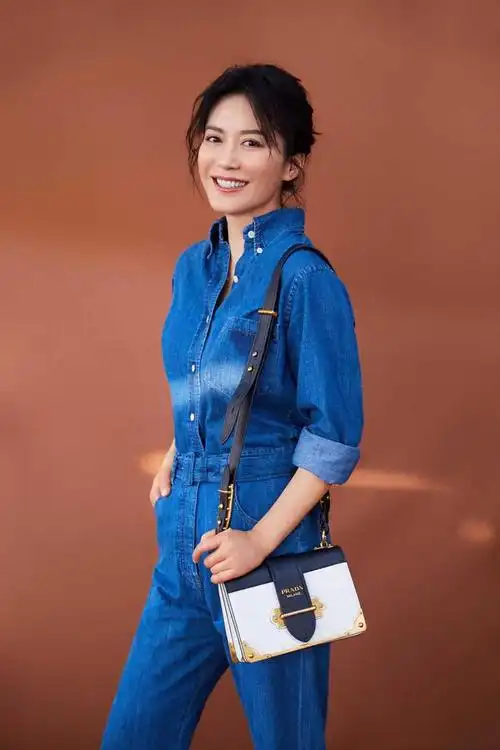 50岁的俞飞鸿还有少女身材穿紧身流苏裙亮相这气质大婶中少见