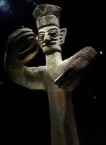 三星堆惊世青铜人像_古蜀