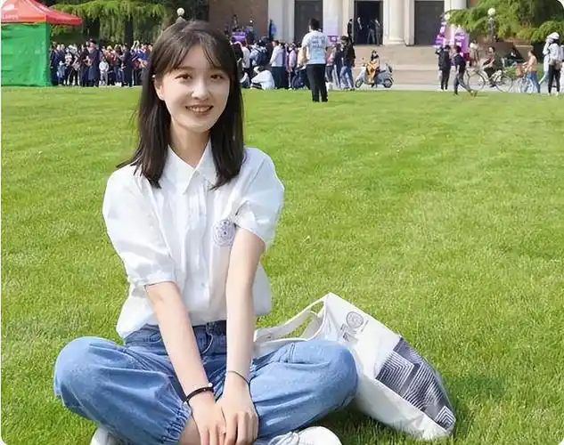 一张清华女生炫富照走红气质很像奶茶妹妹不会过低配人生