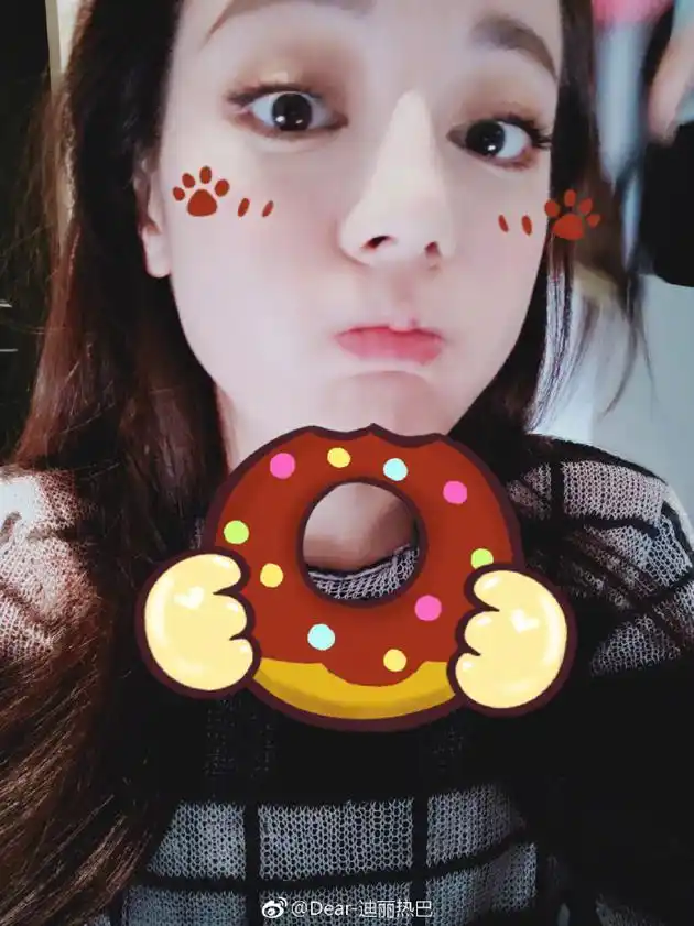迪丽热巴"手捧甜甜圈" 嘟嘴卖萌元气十足