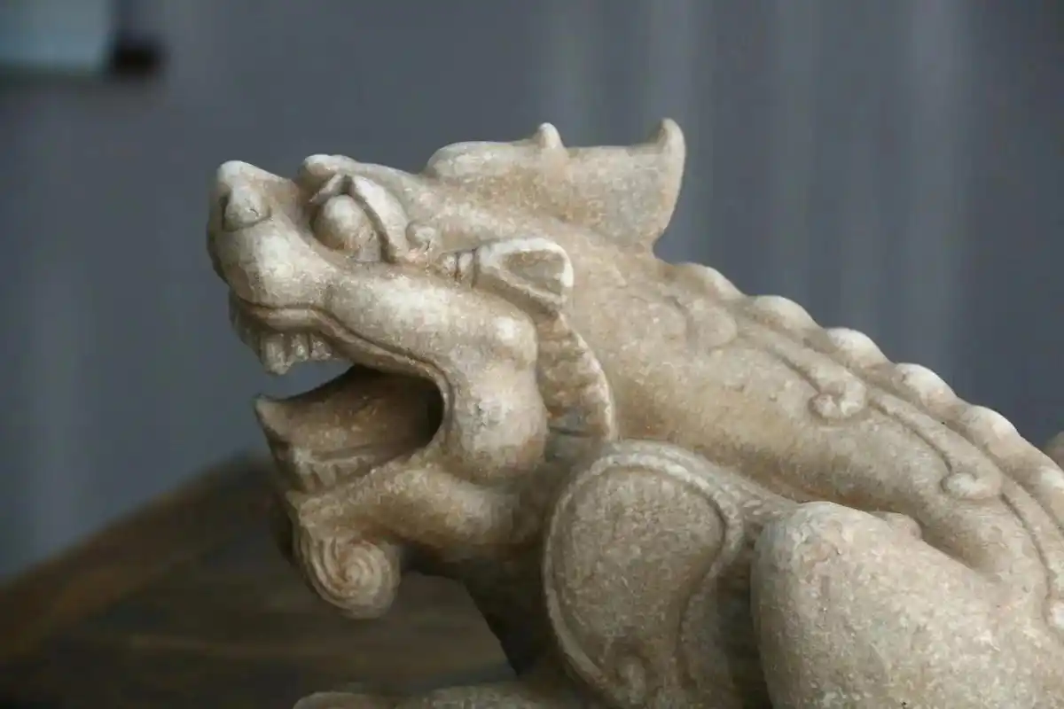 【 瑞兽纳福·貔貅 】  汉白玉,尺寸:34～28,高26c - 抖音