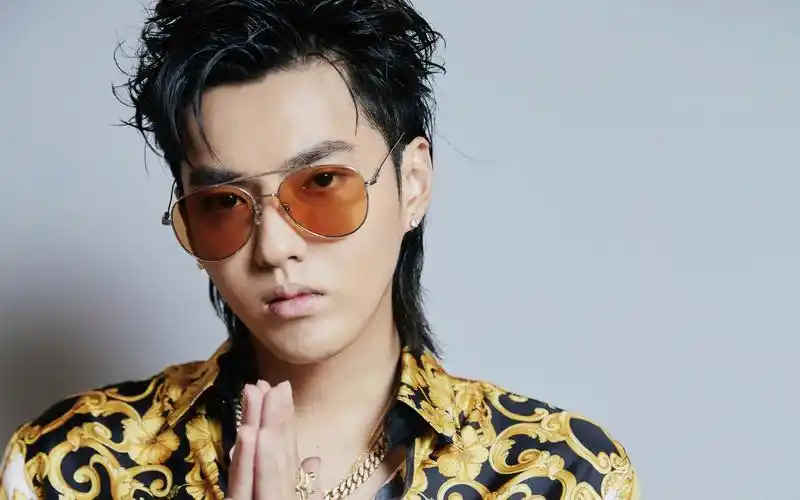 吴亦凡俊朗气质帅气图片桌面壁纸