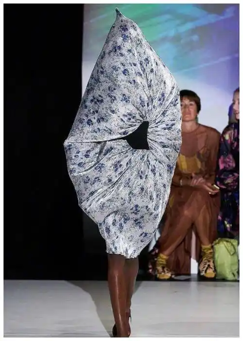 时装周又现奇葩服饰,造型怪异穿不出门,网友:普通人不懂时尚_衣服