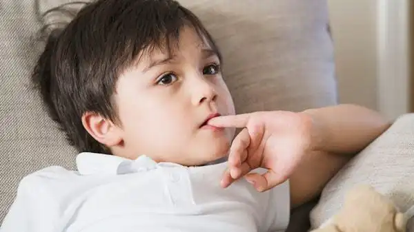 孩子喜欢吃手指家长要不要制止了解二者之间的差别后再做决定