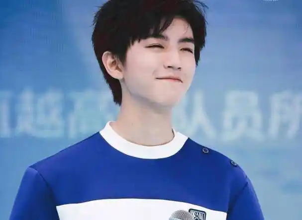 tfboys的微笑合集,王俊凯傻呵呵,王源超治愈,易烊千玺太猫系_笑容