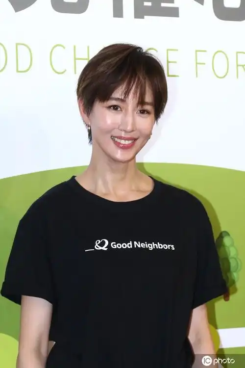 张钧甯短发造型出席公益活动