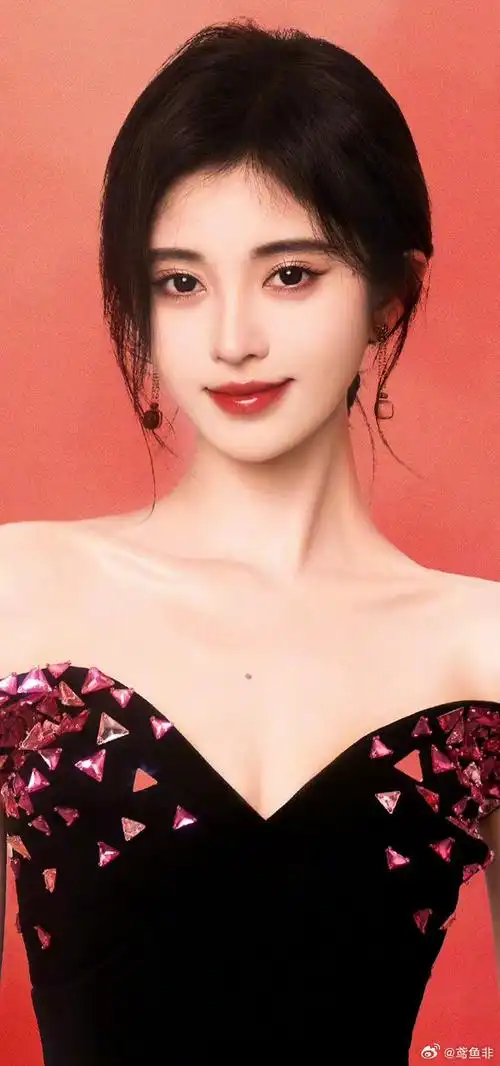 鞠婧祎黑色红钻抹胸裙##丝芭家族十周年演唱会芭比视觉