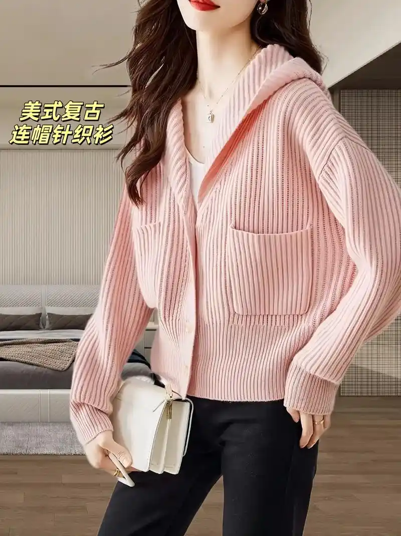 姐妹们,这款短款美式洋气复古粉色连帽针织开衫长袖上衣外套来咯 - 抖