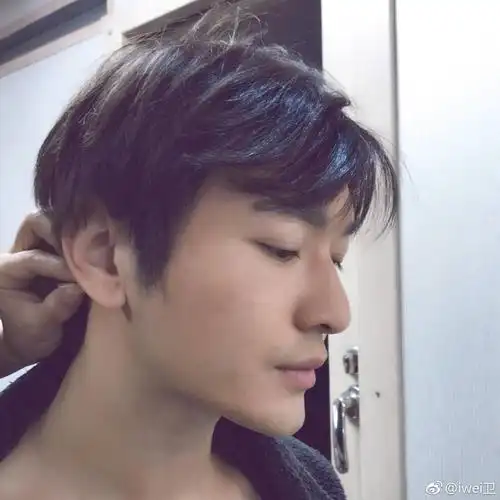 黄晓明新造型少年感十足 雕刻侧颜引网友舔屏