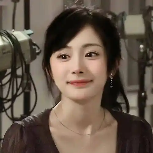 最近曝光一组杨幂学生时代未整容时候的照片曝光也是方脸!