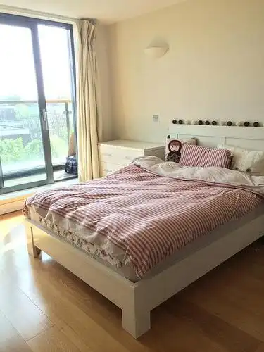 卧室内的照片～也是落地窗的设计.所有照片都是实际拍摄的