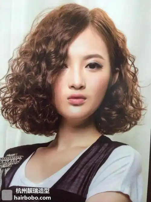 杭州靓瑞造型分享的女士烫发--在寒冷的冬天到来之际 赶紧选择一款