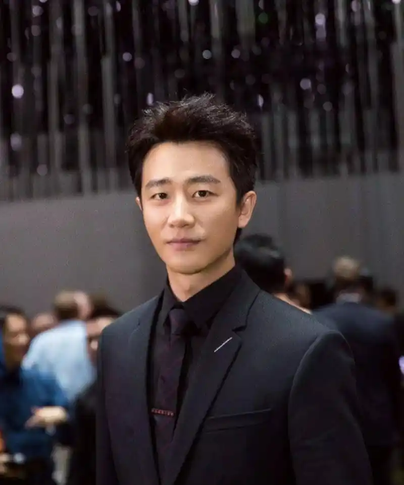 曝黄轩爱吃女星豆腐,被发现称情不自禁 据这位娱记爆料,黄轩私下是一