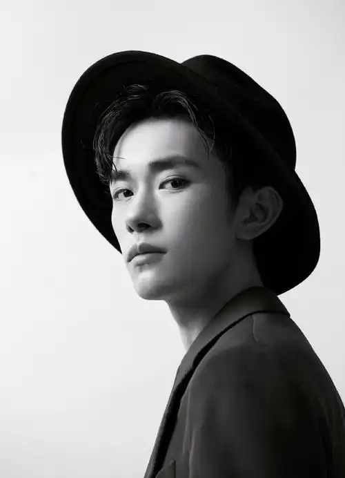 易烊千玺六周年红色西装帅气写真46