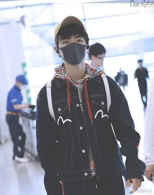 就比如有一次王俊凯去了趟日本,在机场回来的时候提了个袋子后来王源