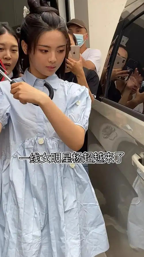 杨超越从曾经的工厂女孩做到现在的大明星太火了