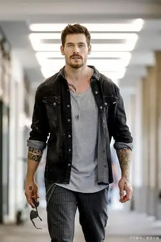 酷男标配墨镜短发牛仔裤板鞋