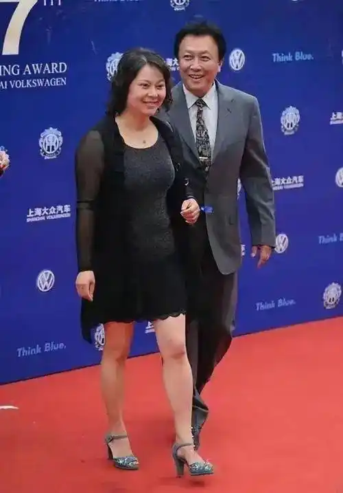 原创唐国强和老婆出游混血妻子虽身材发福严重却依旧美得典雅端庄