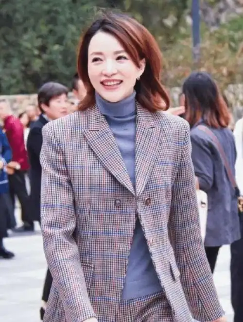 董卿变身工厂女工体验一线生活网友纷纷点赞