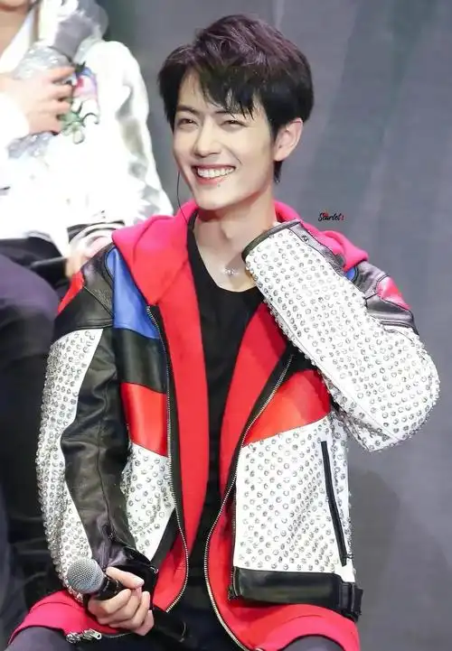 肖战又阳光又帅气,还有点可爱,笑容好有感染力