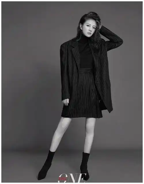 穿着条纹西装的安以轩好a飒爽! 这个通勤风格的全黑造型非常棒.