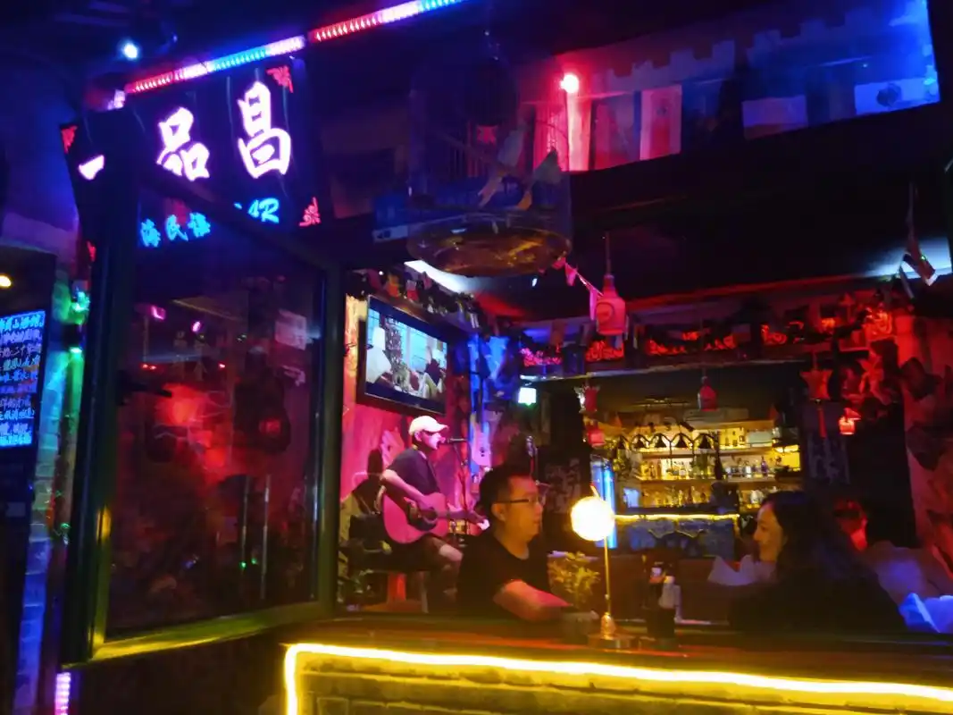 北京夜生活的腹地——著名的后海酒吧街  如果说三里屯酒吧街走的是