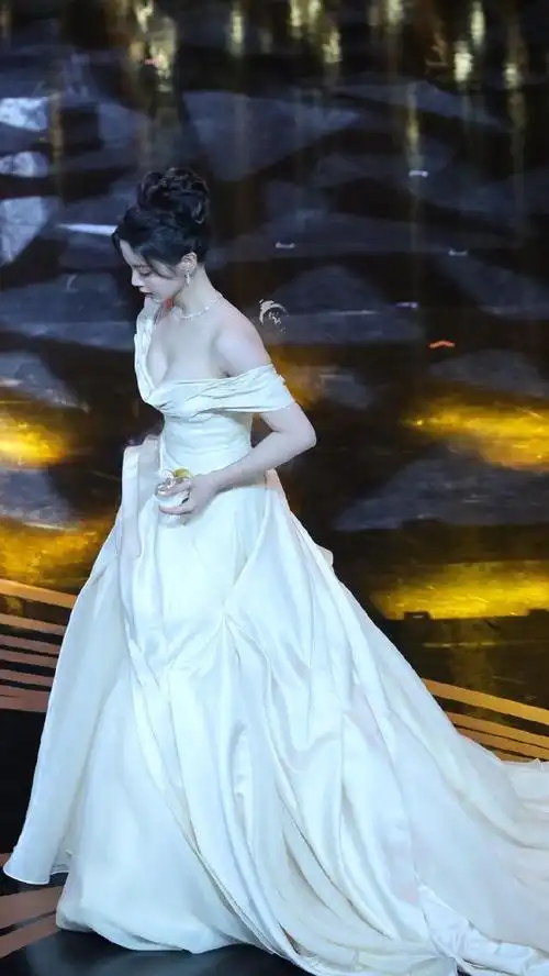 组图杨超越白色斜肩礼服裙大秀曲线皮肤白嫩宛若美神降临