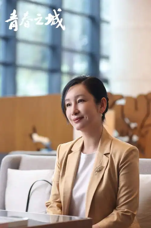 剧中她的造型real接地气,素色西装加西裤是最常见的穿搭,秦海璐演的