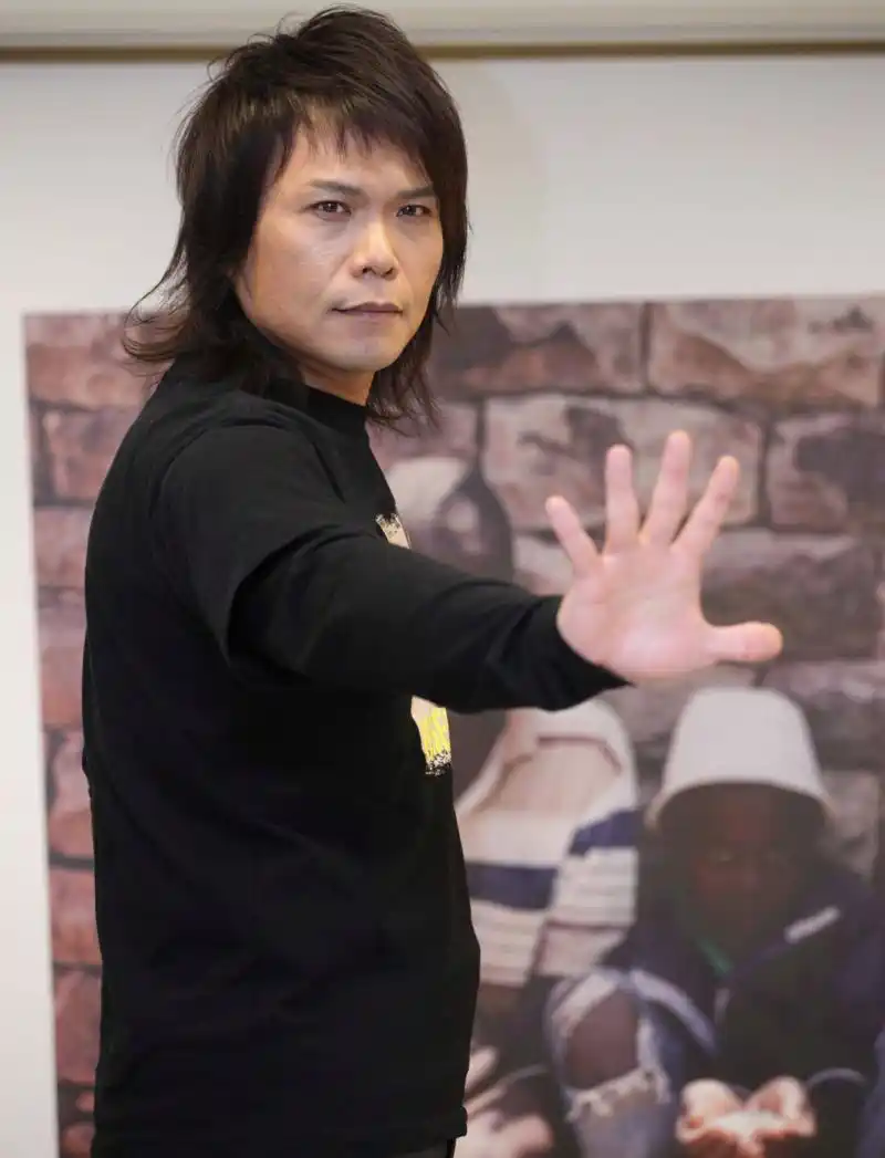 伍佰 中国台湾男歌手,音乐人,吉他手,演员,摄影家 本名吴俊霖,1968年1