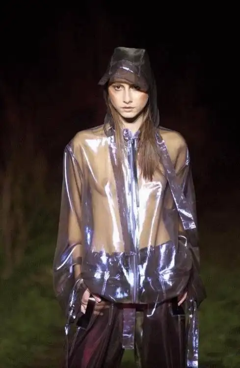 不穿内衣走秀我只服半透明真空的她们